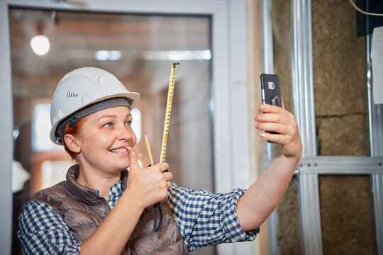 a woman blogger records a video about interior renovation, how to insulate walls and make a profile