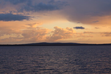 Fototapeta na wymiar A beautiful sunset over the lake 