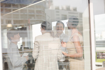 Obraz premium Business people talking in open plan office