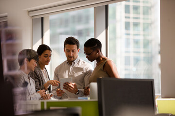 Obraz premium Business people talking in open plan office