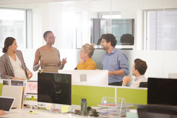 Obraz premium Business people brainstorming at computer in open plan office