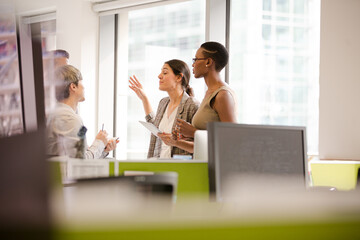 Obraz premium Business people talking in open plan office