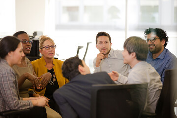 Obraz premium Business people brainstorming in open plan office