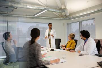 Obraz na płótnie Canvas Businesswoman leading conference room meeting