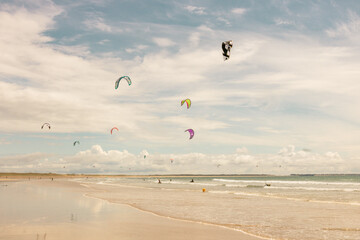 kitesurf sur une plage en bretagne près de quiberon en france