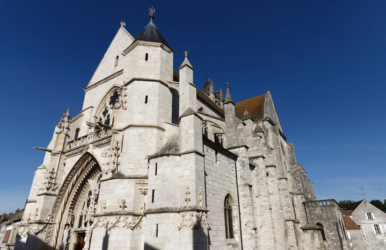 Church Notre-Dame de Moret-sur-Loing. Moret-sur-Loing is a commune in Seine-et-Marne department in the Ile-de-France region .