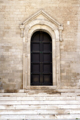 Particolare architettonico del portone laterale della Basilica di San Nicola a Bari, sud Italia