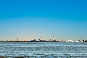 Obraz premium industry area at the horizon in lagoon of Venice seen from motorboat way to venice