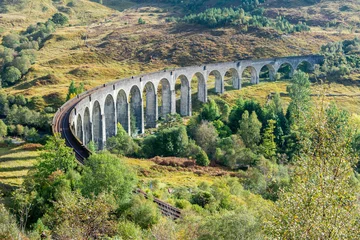 Zelfklevend behang Glenfinnanviaduct Glenfinnan-spoorwegviaduct in Glenfinnan, Schotland. Het viaduct werd gebouwd in 1901. Het is de langste betonnen spoorbrug in Schotland op 416 yards (380 m), en steekt de rivier de Finnan over op een hoogte