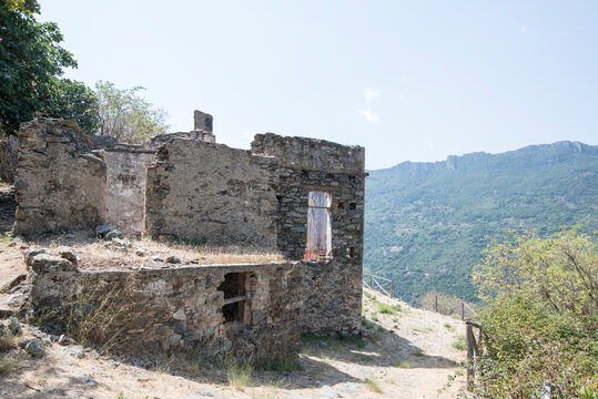Der verlassene Ort Gairo Vecchia in den Bergen von Sardinien. Ein Urbex Paradies, das die Natur von einem Moment auf den anderen Erschaffen hat.