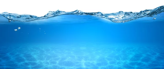 Fototapeten Wasserwelle unter Wasser blauer Ozean Swimmingpool breites Panorama Hintergrund sandiger Meeresgrund isoliert weißer Hintergrund © stockphoto-graf