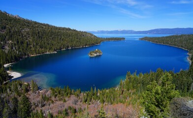 Naklejka premium Landscape view of Fannette Island in Emerald Bay, South Lake Tahoe, California