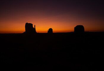 Fototapeta premium sunset, sky, silhouette, sun, sunrise, city, dusk, clouds, castle, europe, landscape, evening, building, skyline, architecture, night, orange, stonehenge, nature, tower, buildings, dawn, horizon, town