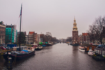 Obraz premium Montelbaanstoren, Oudeschans canal. The famous old defensive tower has been an inspiration for painters since the 16th century when it was built. View from Prins Hendrikkade.