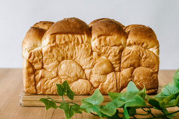 カッティングボードの上に置かれた食パン