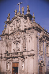 Fototapeta na wymiar ポルトガル ポルトの古いカトリック教会外観
