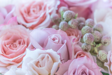 パステルカラーのバラの花束