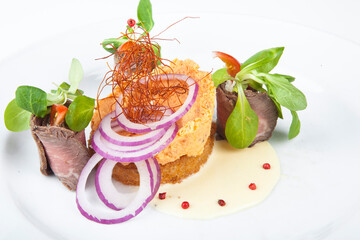 roast beef appetizer cutlets and sauce with onions