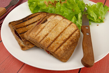 croque-monsieur et salade dans une assiette