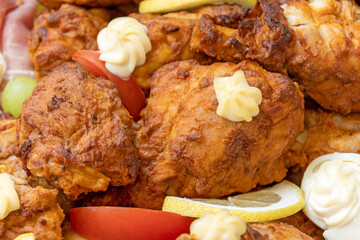 morceaux de poulet cuit dans un plat