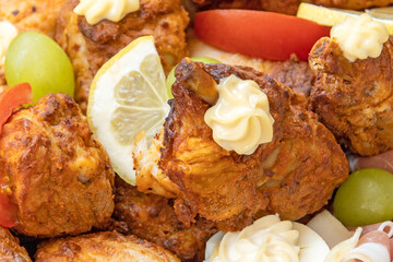 morceaux de poulet cuit dans un plat