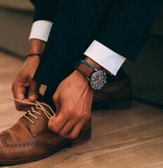 Mariage préparatifs homme,  lacets chaussure de costume avec une montre - obrazy, fototapety, plakaty