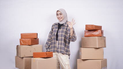 Wanita Asia Berjualan online sangat sukses. Ada banyak kotak yang perlu dikirim ke pelanggan dengan...