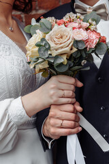 Obraz na płótnie Canvas hands of young people with wedding wedding rings. wedding day details. calla flowers. spouses newlyweds groom and bride