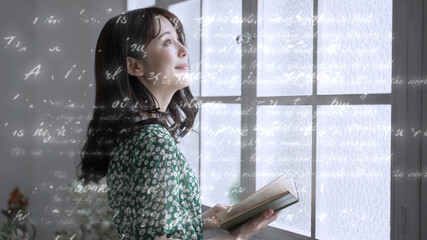 窓際で読書をする女性