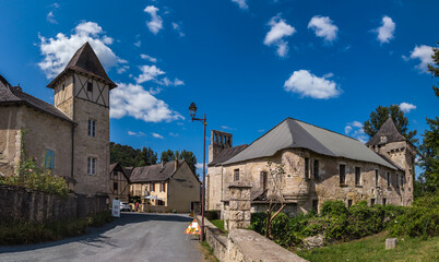 Condat sur Vézère (Dordogne) - Vue panoramique du donjon de la Commanderie et de l'église...