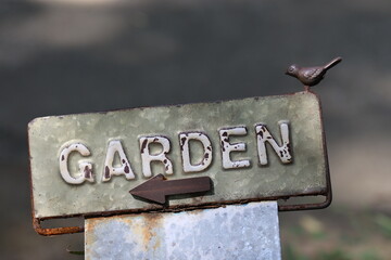 庭に行くための標識。