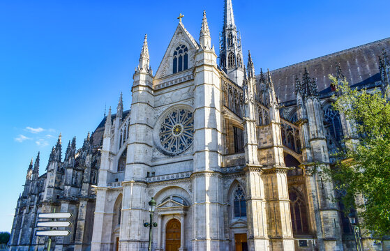 Transepto norte de la catedral g&oacute;tica de Orleans, Francia