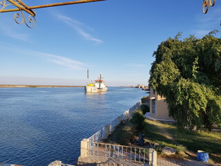 Fototapeta na wymiar view on the river & ship