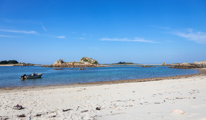 Fototapeta na wymiar White sand beach on a small island in Brittany