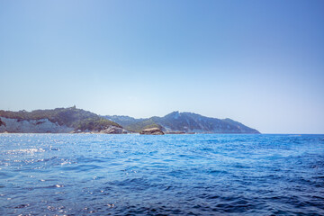 Fototapeta na wymiar Les côtes de Paxos vues depuis la mer
