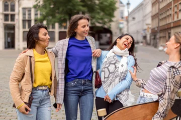 Crédence de cuisine en verre imprimé Anvers quatre jeunes femmes amies rient sans soucis dans le centre-ville - focus sur le visage d& 39 une femme indienne à droite