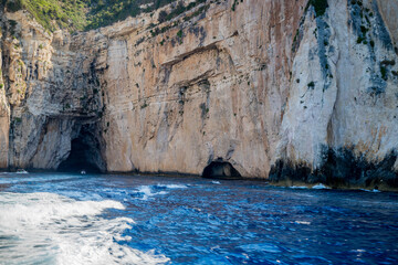 Les côtes et les grottes de Paxos vues depuis la mer