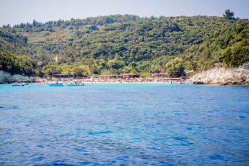 Fototapeta na wymiar Les côtes de Antipaxos vues depuis la mer