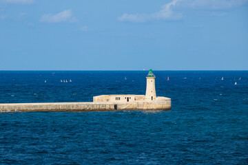 Landschaft mit Leuchtturm und Mittelmeer in Valletta, Malta