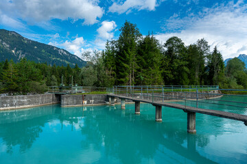 Fototapeta na wymiar kleiner Stausee am Fluss Lech in der Stadt Reutte, Tirol