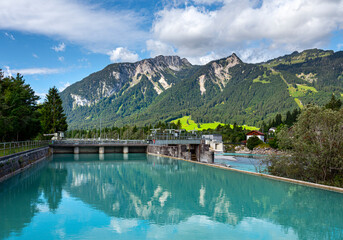 kleines Staubecken am Fluss Lech in Tirol