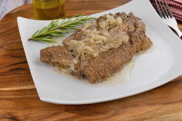filet d'hareng marinés et frit dans une assiette