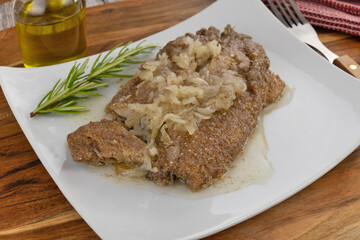 filet d'hareng marinés et frit dans une assiette