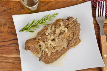 filet d'hareng marinés et frit dans une assiette