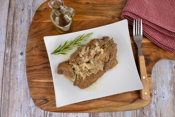 filet d'hareng marinés et frit dans une assiette