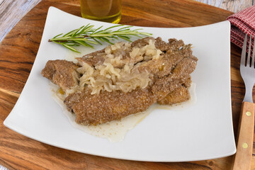 filet d'hareng marinés et frit dans une assiette