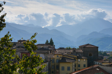 Fototapeta na wymiar Ansicht der Altstadt von Barga von oben. Im Hintergrund typische Berglandschaft der Toskana.