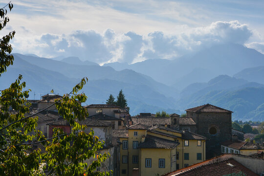Ansicht der Altstadt von Barga von oben. Im Hintergrund typische Berglandschaft der Toskana.
