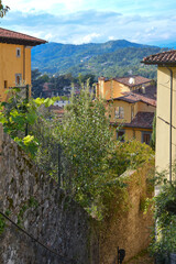 Blick aus der Altstadt von Barga auf die Berglandschaft der Toskana.