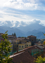Blick über die Dächer der Altstadt von Barga in der Toskana. Im Hintergrund toskanische Berglandschaft.